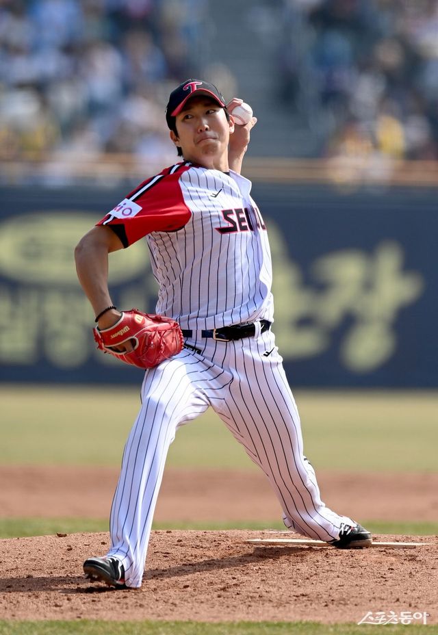 LG 손주영은 올 시즌 개막 후 2경기에 선발등판해 2승을 챙겼다. 그는 개인적으로 설정한 시즌 15승이라는 목표가 과하지 않다는 걸 실력으로 증명하고 있다. 23일 잠실 롯데전에서 힘차게 공을 던지는 손주영. 잠실｜김종원 기자 won@donga.com