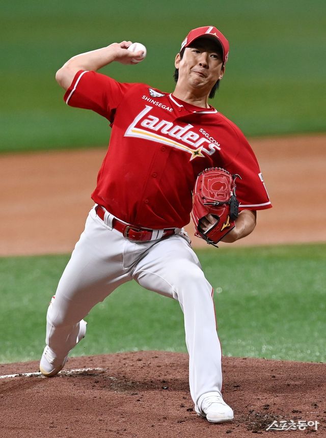 SSG 문승원은 2023년 이후 2년만에 선발투수로 돌아왔다. 첫 2경기에서 1승, ERA 2.31의 좋은 흐름을 보인 그는 “부상 없이 매 경기 5이닝 이상 책임지는 선발투수가 되고 싶다”고 밝혔다. 고척｜김민성 기자 marineboy@donga.com