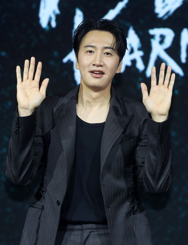 [서울=뉴시스] 김혜진 기자 = 배우 이광수가 31일 오전 서울 종로구 JW매리어트 동대문에서 열린 넷플릭스 시리즈 ‘악연’ 제작발표회에서 포즈를 취하고 있다. 넷플릭스 시리즈 ‘악연’(연출·극본 이일형, 제작 카카오엔터테인먼트·영화사월광·바람픽쳐스)은 벗어나려 해도 빠져나올 수 없는 악연에 얽힌 6인의 이야기를 그린 범죄 스릴러다. 오는 4월 4일 공개. 2025.03.31. jini@newsis.com