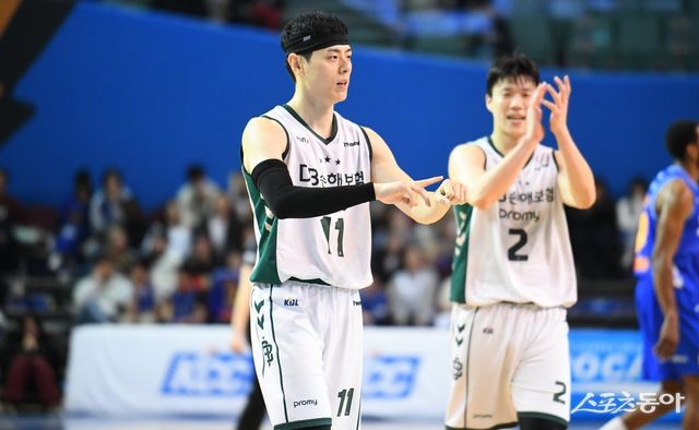 DB 이관희(왼쪽)가 30일 잠실실내체육관에서 열린 삼성전에서 슛을 성공시킨 뒤 ‘관희 타임’을 알리는 특유의 세리머니를 하고 있다. 3경기 결정 후 29일 KT전서 복귀한 이관희가 DB의 6강행을 이끌지 주목된다. 사진제공｜KBL