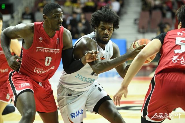KT 레이션 해먼즈(가운데)가 31일 안양체육관에서 열린 정관장전에서 돌파를 시도하고 있다. 해먼즈가 승부처에서 공격리바운드를 책임진 KT가 정관장의 맹추격을 뿌리치고 승리하며 공동 2위로 올라섰다. 사진제공｜KBL