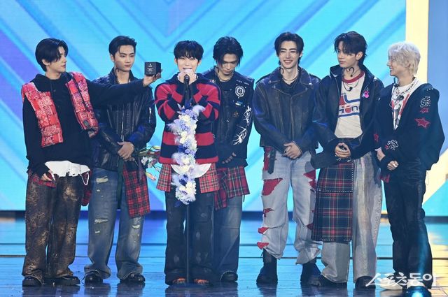 제1회 디 어워즈(D AWARDS)에서 ‘올해의 앨범’ 포함 ‘5관왕’ 영예를 차지한 엔하이픈 주현희 기자 teth1147@donga.com