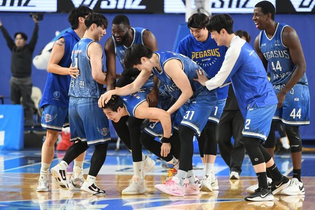 한국가스공사는 2021~2022시즌 이후 3시즌 만에 6강 PO 진출을 달성했다. 강혁 감독의 리더십과 FA 영입 효과, 강력한&nbsp;전방압박수비의 3박자가 맞아떨어진 결과다. 사진제공｜KBL