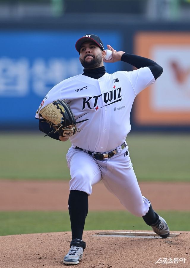 시즌 첫 8경기에서 승률 5할 이상을 거둔 KT가 흐름을 잇기 위해선 4월 2~3일 LG와 일전이 중요하다. 2연전 중 등판 가능성이 큰 1선발 엔마누엘 데 헤이수스가 중책을 맡는다. 스포츠동아DB