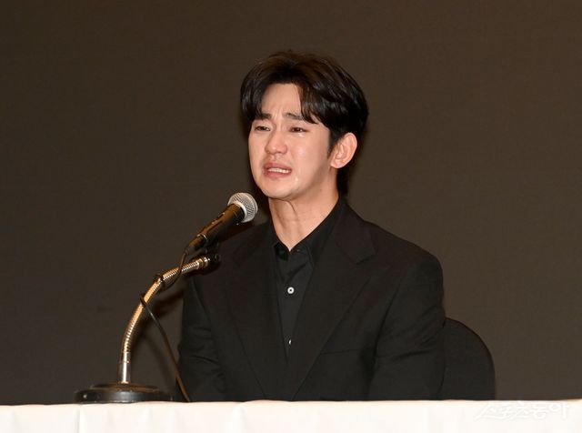 고(故) 김새론과 교제했다는 의혹을 받고 있는 배우 김수현이 31일 서울 마포구 스탠포드 호텔에서 법률 대리인 법무법인 엘케이앤파트너스 김종복 변호사와 기자회견을 갖고 입장을 밝히고 있다. 김종원 기자 won@donga.com