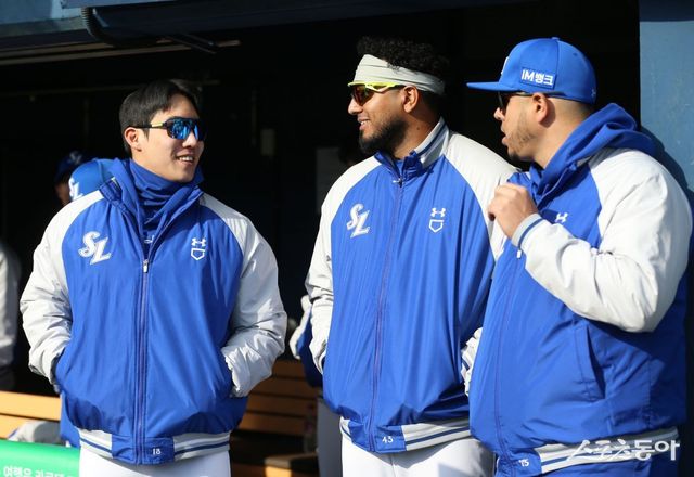 삼성 원태인, 데니 레예스, 아리엘 후라도(왼쪽부터)가 30일 잠실구장에서 이야기를 나누고 있다. 원태인과 레예스의 합류로 삼성은 정상적인 5인 로테이션을 회복해 본격적으로 승수 쌓기에 나선다. 사진제공｜삼성 라이온즈