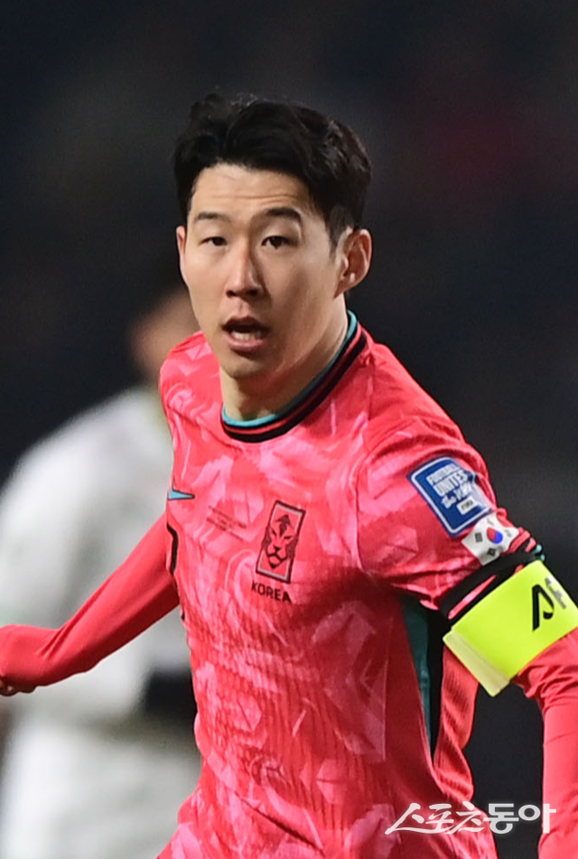 축구대표팀 주장 손흥민이 지난달 20일 고양종합운동장에서 열린 오만과의 2026북중미월드컵 아시아 최종예선 홈경기에서 동료에게 볼을 전달하고 있다. 손흥민은 통산 8번째 ‘KFA 올해의 선수상’을 수상했다. 고양｜주현희 기자 teth1147@donga.com