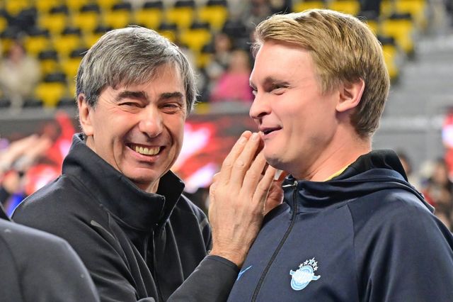 현대캐피탈-대한항공의 V리그 남자부 챔프 1차전이 1일 천안유관순체육관에서 열린다. 4번의 챔프전 맞대결에서 나란히 2차례씩 정상에 오른 두 팀은 이번에도 치열한 승부를 예고하고 있다. 지난해 12월 25일 유관순체육관에서 펼쳐진 정규리그 3라운드 맞대결을 앞두고 만난 필립 블랑 현대캐피탈 감독(왼쪽)과 토미 틸리카이넨 대한항공 감독. 이날은 현대캐피탈이 3-0 완승을 거뒀다. 사진제공｜KOVO