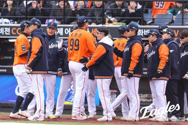 한화 류현진(99번)이 30일 대전한화생명볼파크에서 열린 KIA전에서 이닝을 마무리한 뒤 덕아웃으로 돌아가며 동료들의 환호를 받고 있다. 류현진은 이날 6이닝 2실점 호투를 펼쳤지만, 타선 지원 부족으로 시즌 첫 승을 거두지 못했다. 한화는 3-5로 패했다. 사진제공｜한화 이글스