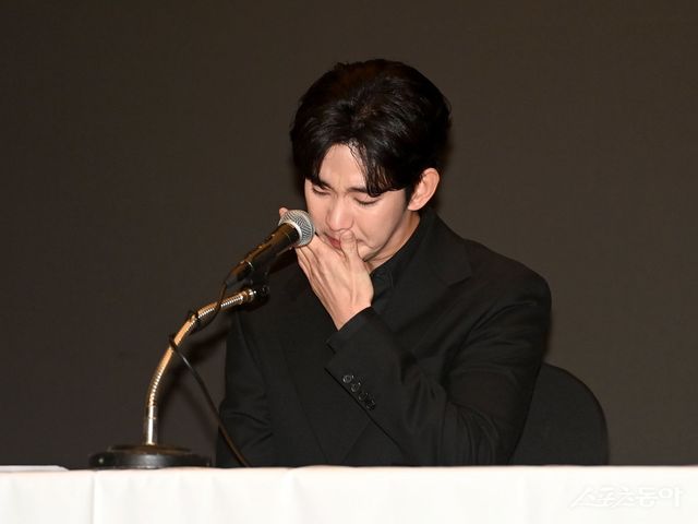 고(故) 김새론과 교제했다는 의혹을 받고 있는 배우 김수현이 31일 서울 마포구 스탠포드 호텔에서 법률 대리인 법무법인 엘케이앤파트너스 김종복 변호사와 기자회견을 갖고 입장을 밝히고 있다. 김종원 기자 won@donga.com