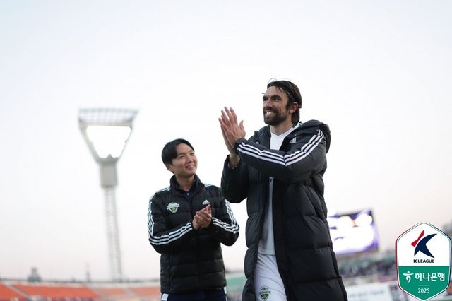 전북 공격수 콤파뇨(오른쪽)가 30일 안양종합운동장에서 열린 안양과 원정경기가 끝난 후 관중에게 인사하고 있다. 사진제공｜한국프로축구연맹