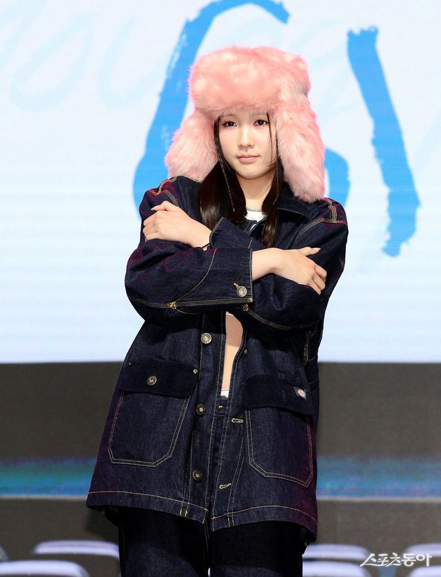 영파씨(YOUNG POSSE) 스페셜 앨범 ‘콜드(COLD)‘ 발매 기념 쇼케이스가 4일 서울 서대문구 예스24 원더로크홀에서 열렸다. 영파씨 위연정이 카메라를 향해 포즈를 취하고 있다. 김민성 기자 marineboy@donga.com