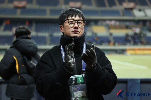 광주 이정효 감독이 지난달 18일 광주월드컵경기장에서 열린 부리람(태국)과 2024~2025시즌 ACLE 동아시아권역 리그 스테이지 8라운드 홈경기를 2-2 무승부로 마친 뒤 박수를 치고 있다. 사진제공｜한국프로축구연맹