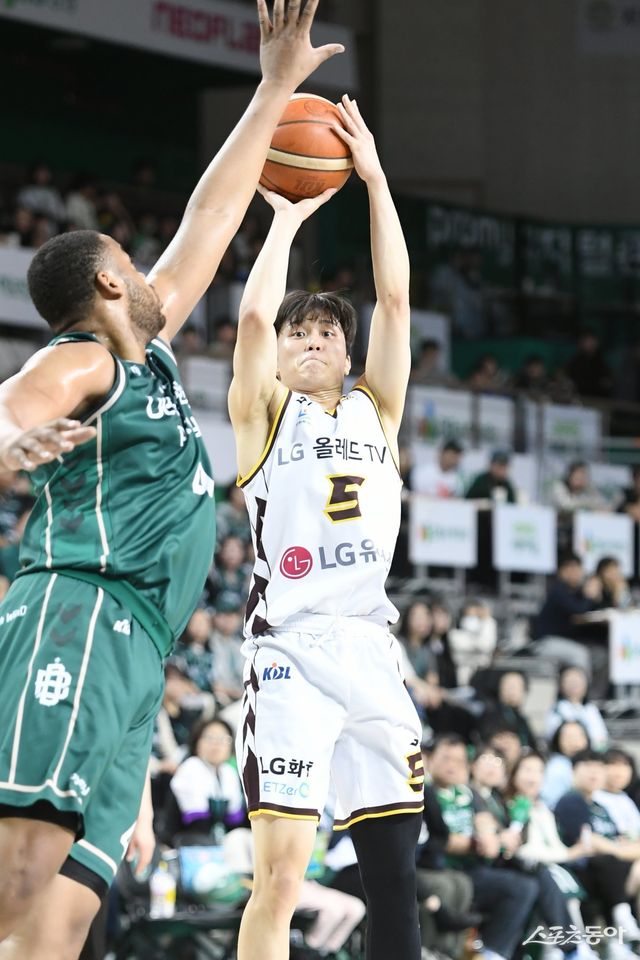 LG 양준석(오른쪽)이 3일 열린 DB와 원정경기 도중 3점슛을 시도하고 있다. 양준석은 이날 무득점에 그치는 등 최근 주춤하고 있다. 사진제공｜KBL