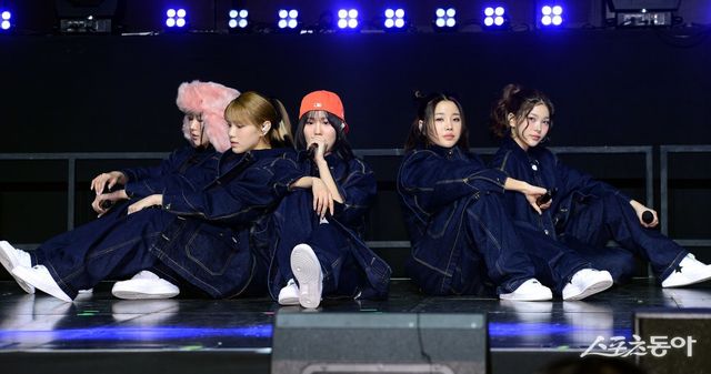 영파씨(YOUNG POSSE) 스페셜 앨범 ‘콜드(COLD)‘ 발매 기념 쇼케이스가 4일 서울 서대문구 예스24 원더로크홀에서 열렸다. 영파씨가 타이틀곡 ’COLD‘를 공연하고 있다. 김민성 기자 marineboy@donga.com