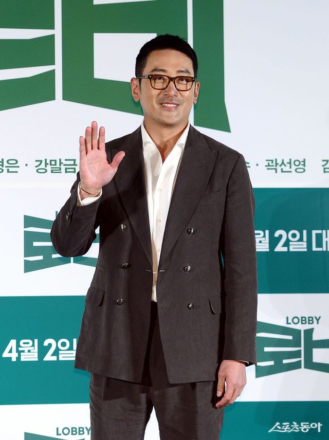 4일 서울 광진구 롯데시네마 건대입구에서 열린 영화 ‘로비’ 제작보고회에 참석한 하정우가 카메라를 향해 포즈를 취하고 있다. 김민성 기자 marineboy@donga.com