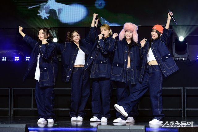 영파씨(YOUNG POSSE) 스페셜 앨범 ‘콜드(COLD)‘ 발매 기념 쇼케이스가 4일 서울 서대문구 예스24 원더로크홀에서 열렸다. 영파씨가 타이틀곡 ’COLD‘를 공연하고 있다. 김민성 기자 marineboy@donga.com