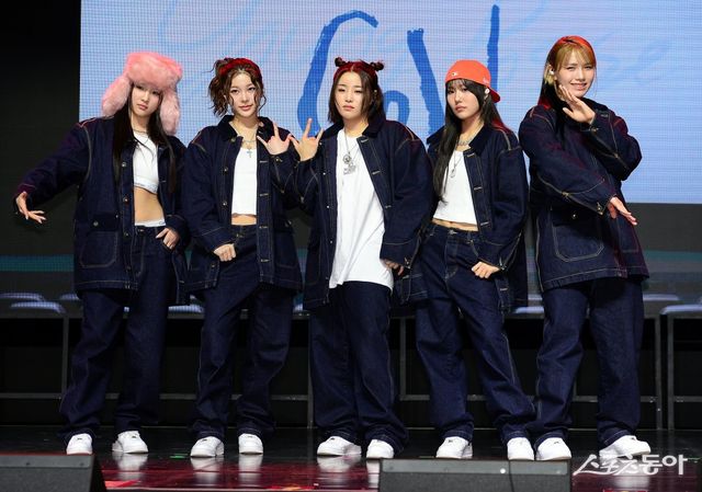 영파씨(YOUNG POSSE) 스페셜 앨범 ‘콜드(COLD)‘ 발매 기념 쇼케이스가 4일 서울 서대문구 예스24 원더로크홀에서 열렸다. 영파씨 위연정, 지아나, 정선혜, 한지은, 도은이 카메라를 향해 포즈를 취하고 있다. 김민성 기자 marineboy@donga.com