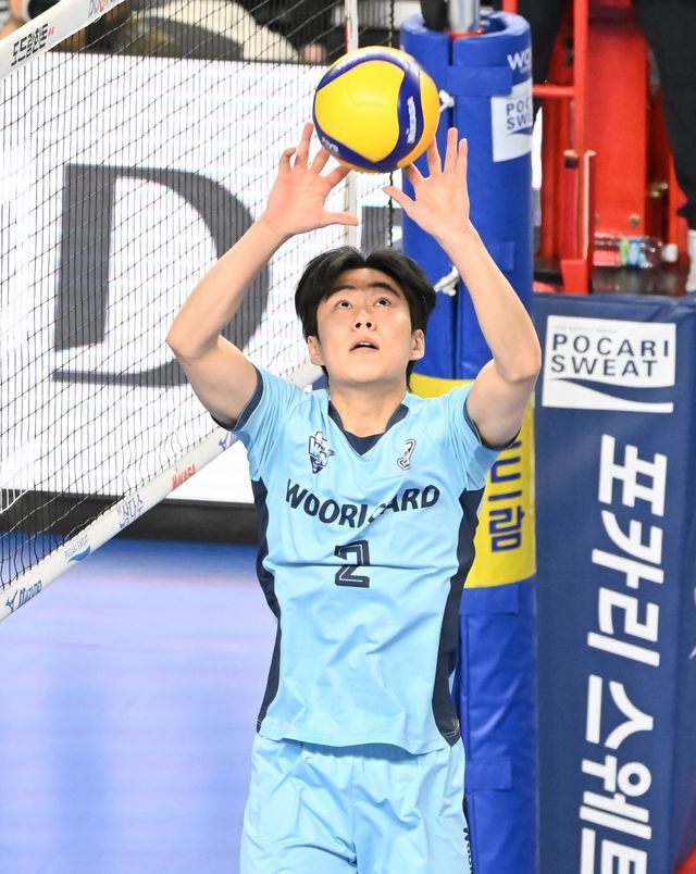 우리카드 세터 한태준은 올 시즌 V리그 남자부 영플레이어상 수상이 유력하다. 스스로도 수상 욕심을 감추지 않지만, 예년만 못한 팀 성적에 책임감도 적잖게 느끼고 있다. 사진제공｜KOVO