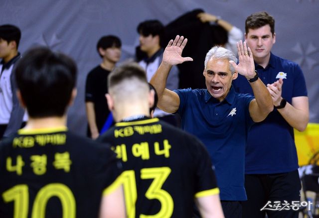 KB손해보험은 ‘연승 후유증’을 걱정하지 않는다. 레오르나도 아폰소 감독(오른쪽)이 두 손을 들고 나경복과 비예나를 반기고 있다. 스포츠동아DB