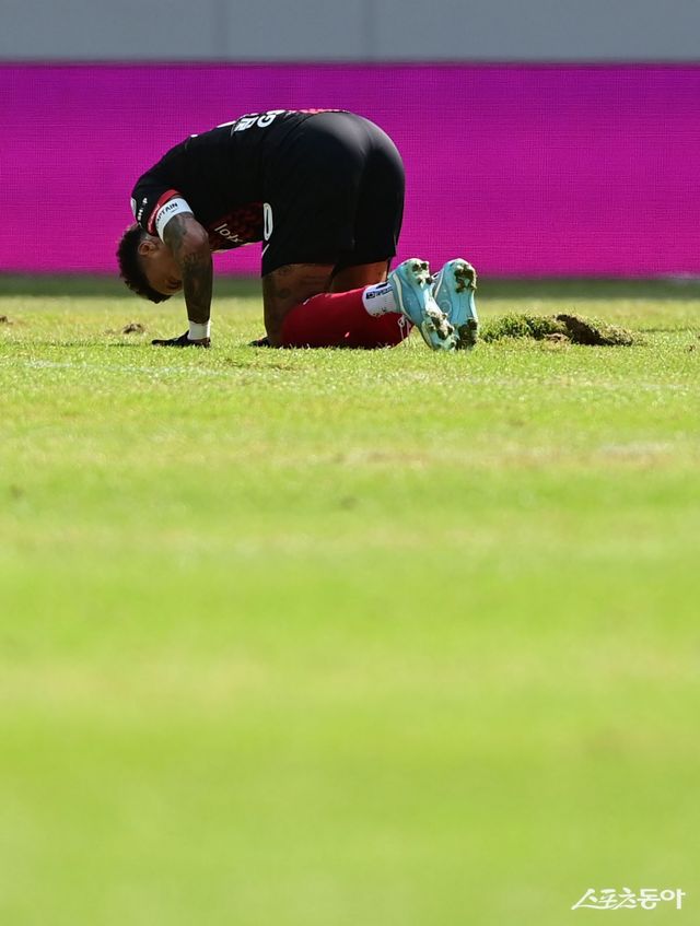 서울 린가드가 3일 서울월드컵경기장에서 열린 김천과 K리그1 홈경기 도중 잔디 덩어리에 걸려 넘어진 뒤 고통스러워하고 있다. 상암｜주현희 기자 teth1147@donga.com