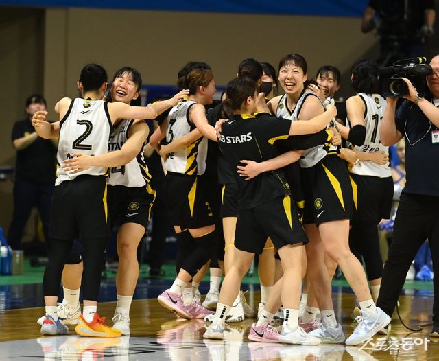 KB스타즈 선수들이 4일 아산 이순신체육관에서 열린 우리은행과 4강 PO 2차전에서 극적인 역전승을 거둔 뒤 기뻐하고 있다. 아산 | 김종원 기자 won@donga.com