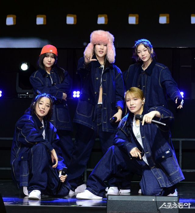 영파씨(YOUNG POSSE) 스페셜 앨범 ‘콜드(COLD)‘ 발매 기념 쇼케이스가 4일 서울 서대문구 예스24 원더로크홀에서 열렸다. 영파씨가 공연을 펼치고 있다. 김민성 기자 marineboy@donga.com