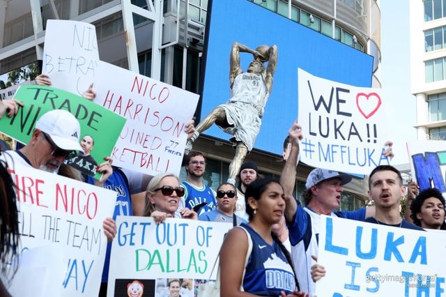 니코 해리슨 단장의 경질을 요구하는 댈러스 매버릭스 팬들 사진=게티이미지코리아