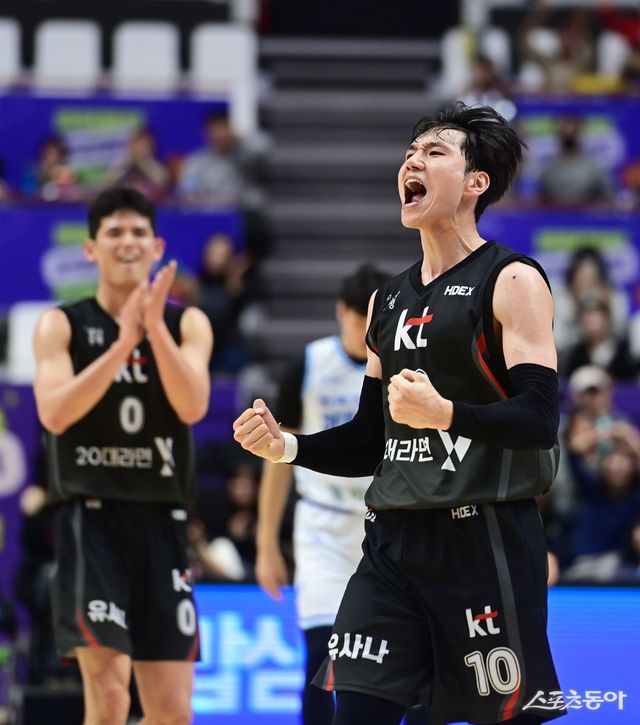 KT 문성곤(오른쪽)이 4일 수원KT소닉붐아레나에서 열린 ‘2024-2025 KCC 프로농구’ 한국가스공사와 홈경기에서 3점슛을 성공시킨 뒤 포효하고 있다. 수원｜주현희 기자 teth1147@donga.com
