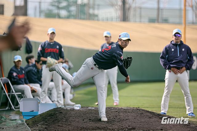 롯데 셋업맨 구승민이 지난달 28일 일본 미야자키 미야코노조구장에서 열린 지바롯데와 교류전 도중 불펜에서 등판을 준비하고 있다. 사진제공｜롯데 자이언츠