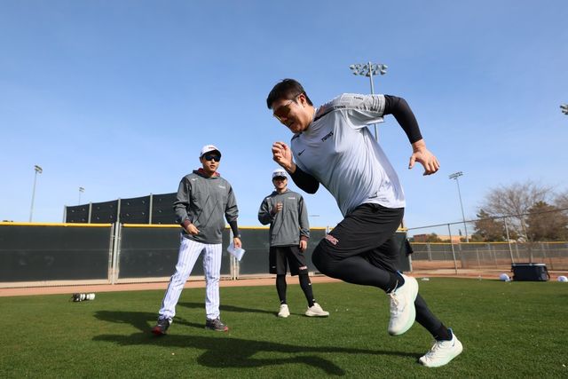 LG 김강률(앞)이 지난달 14일(한국시간) 미국 애리조나주 스코츠데일에 차려진 팀의 1차 스프링캠프에서 러닝훈련으로 몸을 풀고 있다. 사진제공｜LG 트윈스