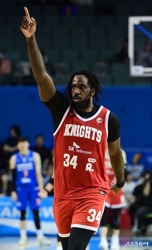 SK 자밀 워니가 5일 잠실체육관에서 열린 ‘2024-2025 KCC 프로농구’ 삼성과 원정기에서 3점슛을 성공시킨 뒤 세리머니를 하고 있다. 잠실｜주현희 기자 teth1147@donga.com