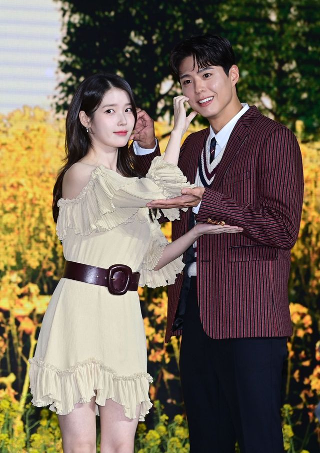 배우 아이유, 박보검이 5일 서울 영등포구 콘래드서울에서 열린 넷플릭스 시리즈 ‘폭싹 속았수다’ 제작발표회에서 포즈를 취하고 있다. 주현희 기자 teth1147@donga.com