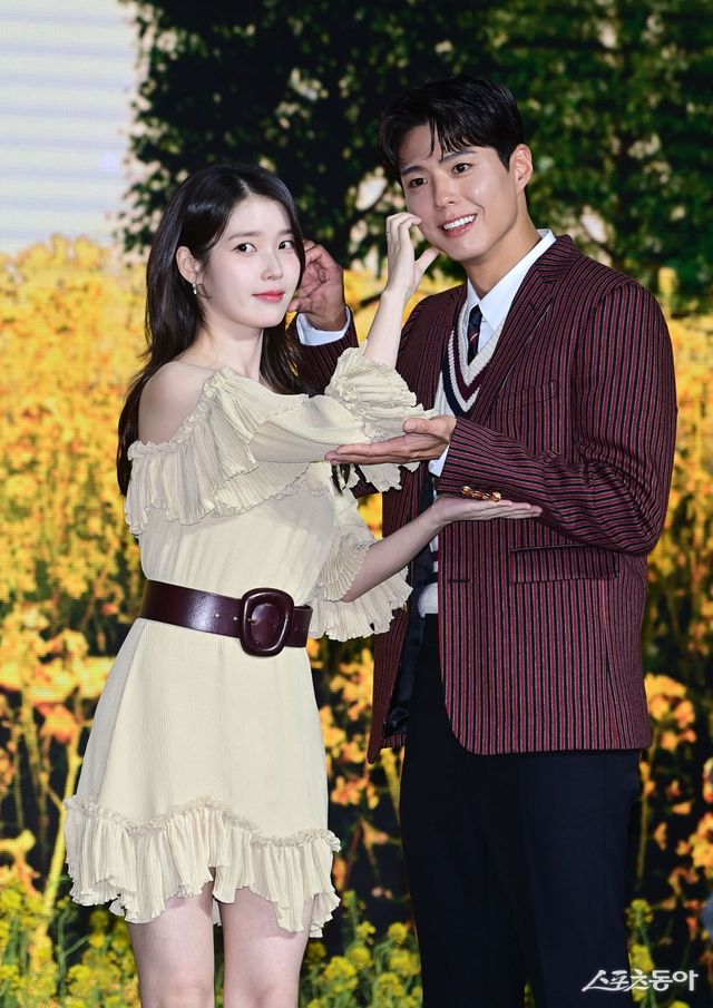 배우 아이유, 박보검이 5일 서울 영등포구 콘래드서울에서 열린 넷플릭스 시리즈 ‘폭싹 속았수다’ 제작발표회에서 포즈를 취하고 있다. 주현희 기자 teth1147@donga.com