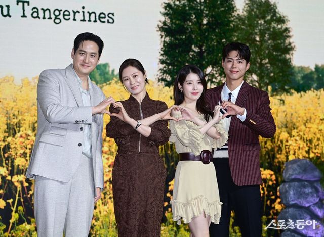 배우 박해준, 문소리, 아이유, 박보검이 5일 서울 영등포구 콘래드서울에서 열린 넷플릭스 시리즈 ‘폭싹 속았수다’ 제작발표회에서 포즈를 취하고 있다. 주현희 기자 teth1147@donga.com