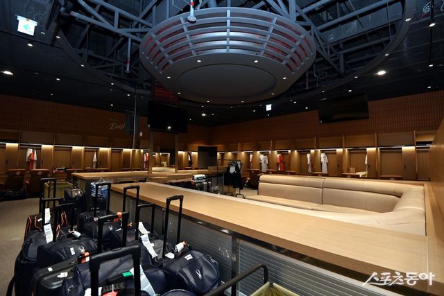 한화 이글스의 새 홈구장 대전한화생명볼파크가 5일 개장했다. 홈팀 한화의 라커룸. 대전｜김민성 기자 marineboy@donga.com