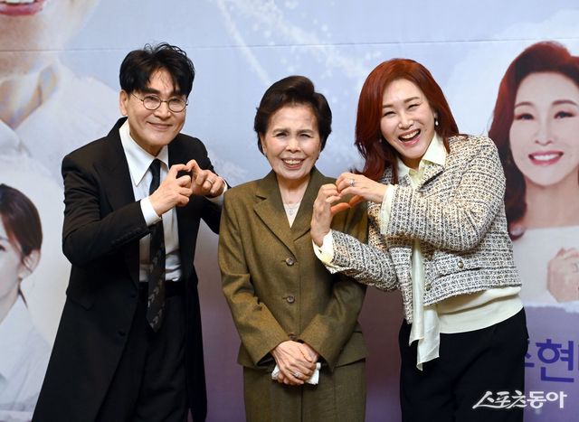 가수 이미자가 5일 서울 마포구 스탠포드호텔 서울에서 열린 전통가요 헌정 공연 ‘맥(脈)을 이음’ 기자간담회에서 가졌다. 간담회에 참석한 가수 조항조, 이미자, 주현미가 포토타임을 갖고 있다. 김종원 기자 won@donga.com