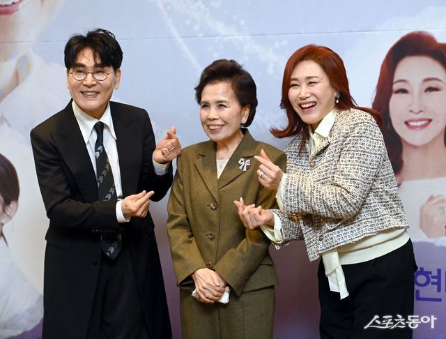 가수 이미자가 5일 서울 마포구 스탠포드호텔 서울에서 열린 전통가요 헌정 공연 ‘맥(脈)을 이음’ 기자간담회에서 가졌다. 간담회에 참석한 가수 조항조, 이미자, 주현미가 포토타임을 갖고 있다. 김종원 기자 won@donga.com