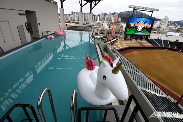 한화 이글스의 새 홈구장 대전한화생명볼파크가 5일 개장했다. 야구를 보면서 수영을 즐길 수 있는 인피니티풀. 대전｜김민성 기자 marineboy@donga.com