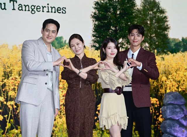 배우 박해준, 문소리, 아이유, 박보검이 5일 서울 영등포구 콘래드서울에서 열린 넷플릭스 시리즈 ‘폭싹 속았수다’ 제작발표회에서 포즈를 취하고 있다. 주현희 기자 teth1147@donga.com