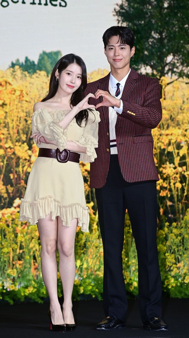 배우 아이유, 박보검이 5일 서울 영등포구 콘래드서울에서 열린 넷플릭스 시리즈 ‘폭싹 속았수다’ 제작발표회에서 포즈를 취하고 있다. 주현희 기자 teth1147@donga.com