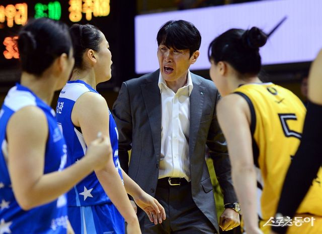 우리은행 위성우 감독이 6일 청주체육관에서 열린 ‘하나은행 2024~2025 여자프로농구’ KB스타즈와 PO 2차전 도중 작전을 지시하고 있다. 청주｜김민성 기자 marineboy@donga.com