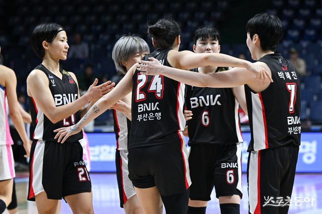 BNK 선수들이 3일 사직체육관에서 벌어진 삼성생명과 ‘하나은행 2024~2025 여자프로농구’ 플레이오프 1차전 홈경기에서 승리한 뒤 한데 모여 기쁨을 나누고 있다. 사진제공｜WKBL