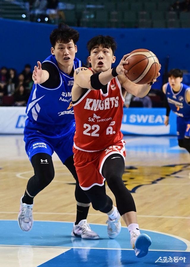 SK 오재현(앞)이 5일 잠실체육관에서 열린 삼성과 원정경기 도중 공격을 시도하고 있다. 잠실｜주현희 기자 teth1147@donga.com