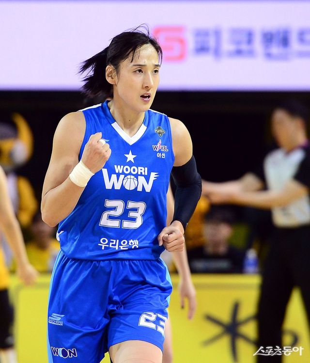 우리은행 김단비가 6일 청주체육관에서 열린 ‘하나은행 2024~2025 여자프로농구’ KB 스타즈와 PO 3차전 도중 득점한 뒤 주먹을 불끈 쥐며 환호하고 있다. 청주｜김민성 기자 marineboy@donga.com