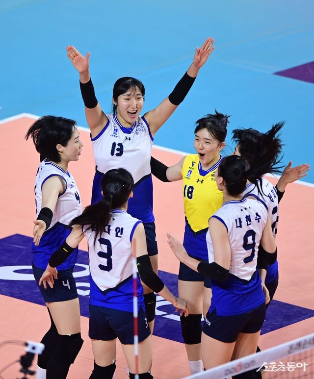 현대건설 선수들이 6일 인천삼산월드체육관에서 열린 흥국생명과 원정경기 도중 득점에 성공한 뒤 기뻐하고 있다. 인천｜주현희 기자 teth1147@donga.com