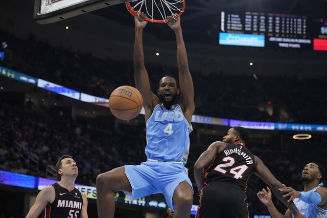 클리블랜드 에반 모블리(가운데)가 7일(한국시간) 로킷 아레나에서 열린 마이애미와 홈경기 도중 강력한 투핸드 덩크슛을 넣고 포효하고 있다. 클리블랜드는 이날 승리로 12연승을 질주하며 PO 진출을 확정했다. 클리블랜드(미 오하이오주)｜AP뉴시스