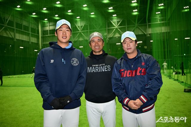 롯데 정현수(오른쪽)가 지난달 28일 일본 미야자키현 미야코노조 운동공원 야구장에서 지바롯데와 교류전을 앞두고 이민석과 구로키 도모히로 지바롯데 투수코치(가운데)를 찾아갔다. 사진제공｜롯데 자이언츠