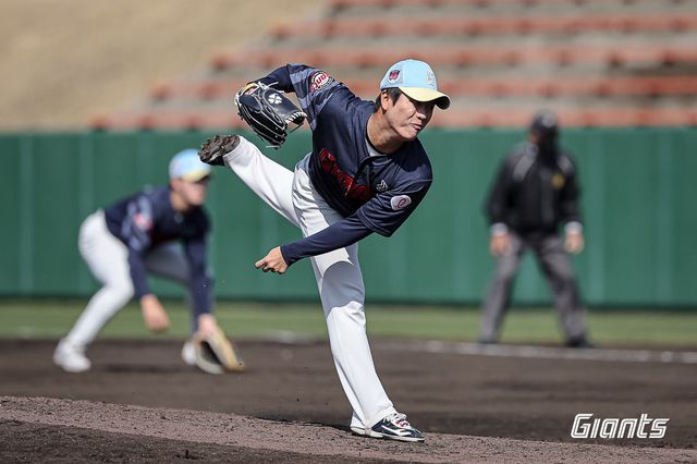 롯데 정현수가 지난달 28일 일본 미야자키현 미야코노조 운동공원 야구장에서 지바롯데와 교류전에 등판해 투구하고 있다. 사진제공｜롯데 자이언츠