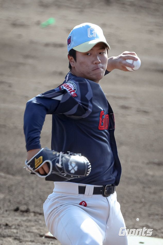 롯데 정현수가 26일 일본 미야자키현 아이비 스타디움에서 소프트뱅크와 구춘대회 첫 경기에 등판해 투구하고 있다. 사진제공｜롯데 자이언츠